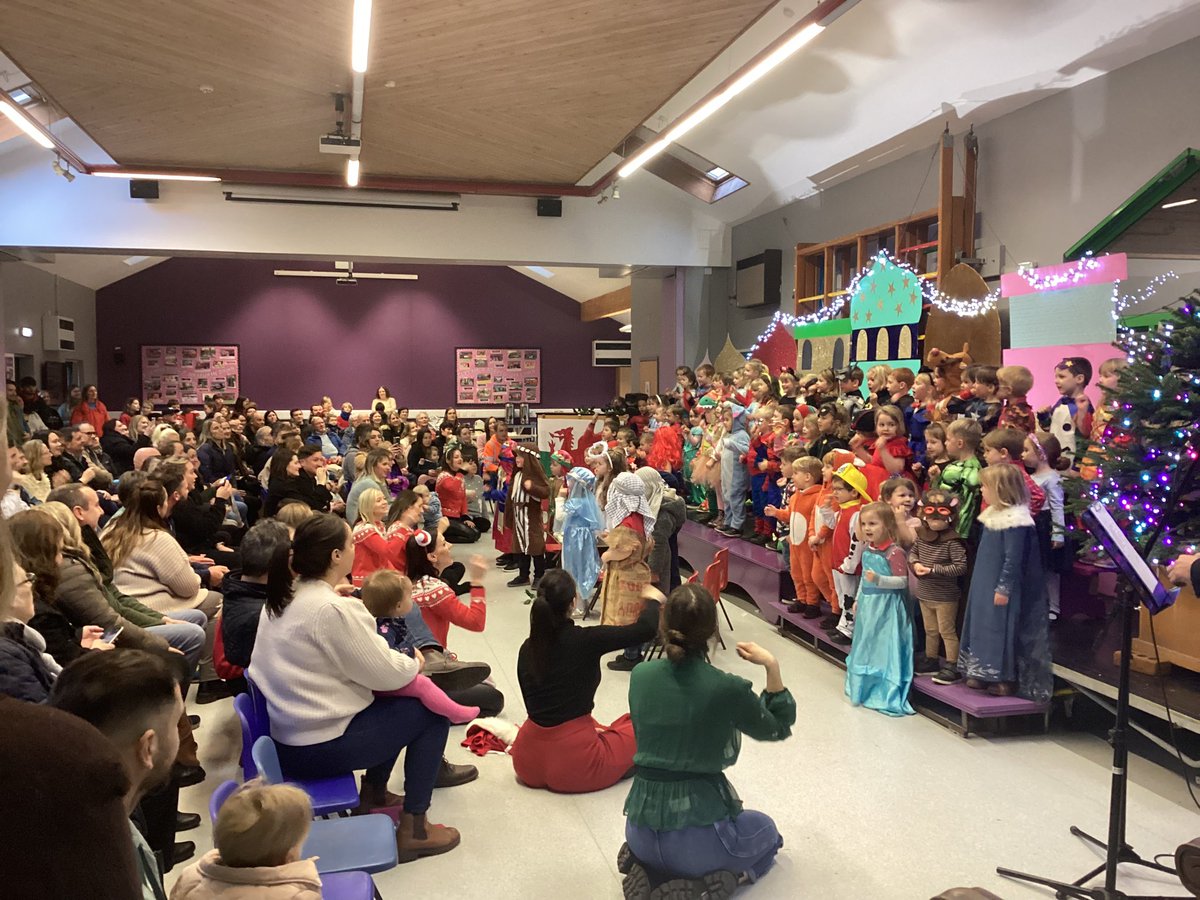 🎄 Cafwyd prynhawn hyfryd yng nghwmni teuluoedd y Meithrin a Derbyn wrth i’r plant berfformio eu darn nhw ar gyfer ein Cyngerdd Nadolig mewn ymarfer bach yn y neuadd. Pob hwyl nos yfory blant ar lwyfan y Neuadd Fawr ☺️😊