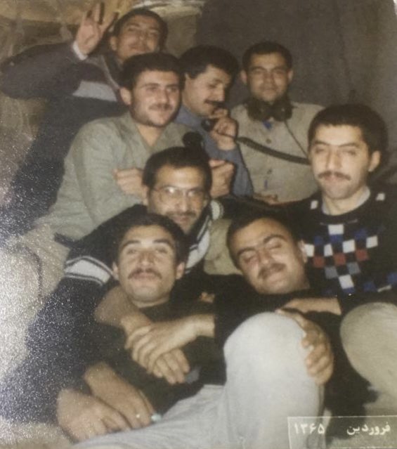 Mooniter's tweet photo. فکر‌ می‌کنند در جنگ عراق-ایران از مملکت این‌ها دفاع کردن، نه! ایران‌دوست‌های زیادی بودن که برای وطن جنگیدن و کشته شدن و با خون عزیزانشون یک ملت را به بردگی نگرفتن و بسیاری که زنده موندن دنبال سهمیه و رانت نرفتن.
این هم بابای عزیز خودم♥️
#IranRevolution 
#StopExecutionInIran https://t.co/QCMcqkMTue