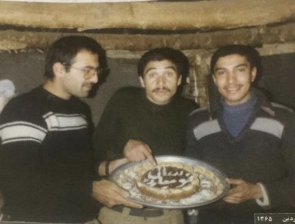 Mooniter's tweet photo. فکر‌ می‌کنند در جنگ عراق-ایران از مملکت این‌ها دفاع کردن، نه! ایران‌دوست‌های زیادی بودن که برای وطن جنگیدن و کشته شدن و با خون عزیزانشون یک ملت را به بردگی نگرفتن و بسیاری که زنده موندن دنبال سهمیه و رانت نرفتن.
این هم بابای عزیز خودم♥️
#IranRevolution 
#StopExecutionInIran https://t.co/QCMcqkMTue