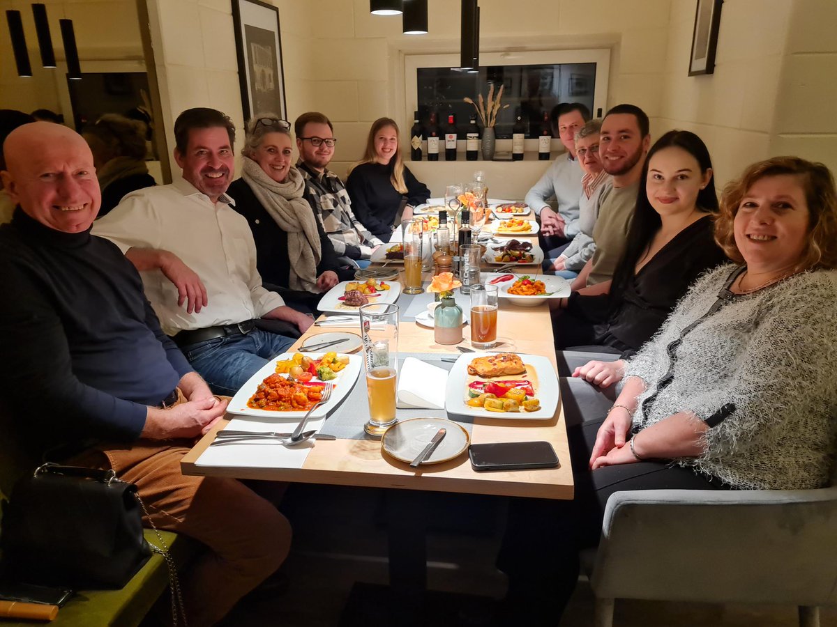 SteinkampWohnen's tweet photo. Weihnachtsfeier im Da Lui Großhansdorf.
Leckeres Essen, gute Gespräche, großartiges Team
Wohnstudio-Steinkamp Hamburg https://t.co/B8p4IU11FR