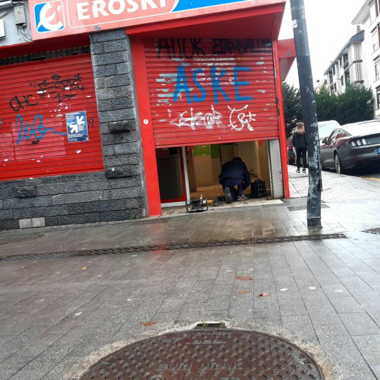 atxabalta_GTX's tweet photo. Gaur eguerdixen seguratek ertzainen laguntzakin gaztetxeko atia indarrez zabaldu eta lokala guztiz tapiau daue, gunia hutsik eta erabilera barik egotia bermatzeko asmoz.

Ez gare geldituko Atxabaltak gaztetxe bat euki arte! 
Herri bat, gaztetxe bat!💥🗝️ https://t.co/0qE0VDomyj