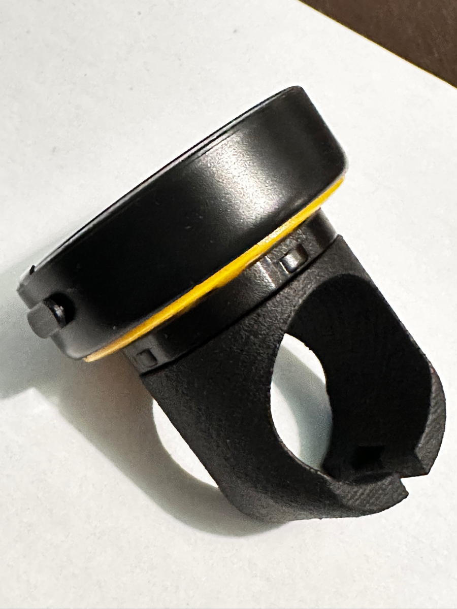 mofu_sheep's tweet photo. Beeline Velo2付属のマウントが好きじゃなかったので自分好みのを作ったー！
家庭用プリンターで試しにやってもらったのは上手くいかなかったので高かったけれどDMMでエコノミーナイロンにて。
ハンドルにつけてみよー！

#Velo2 https://t.co/pQdD2uT4fk