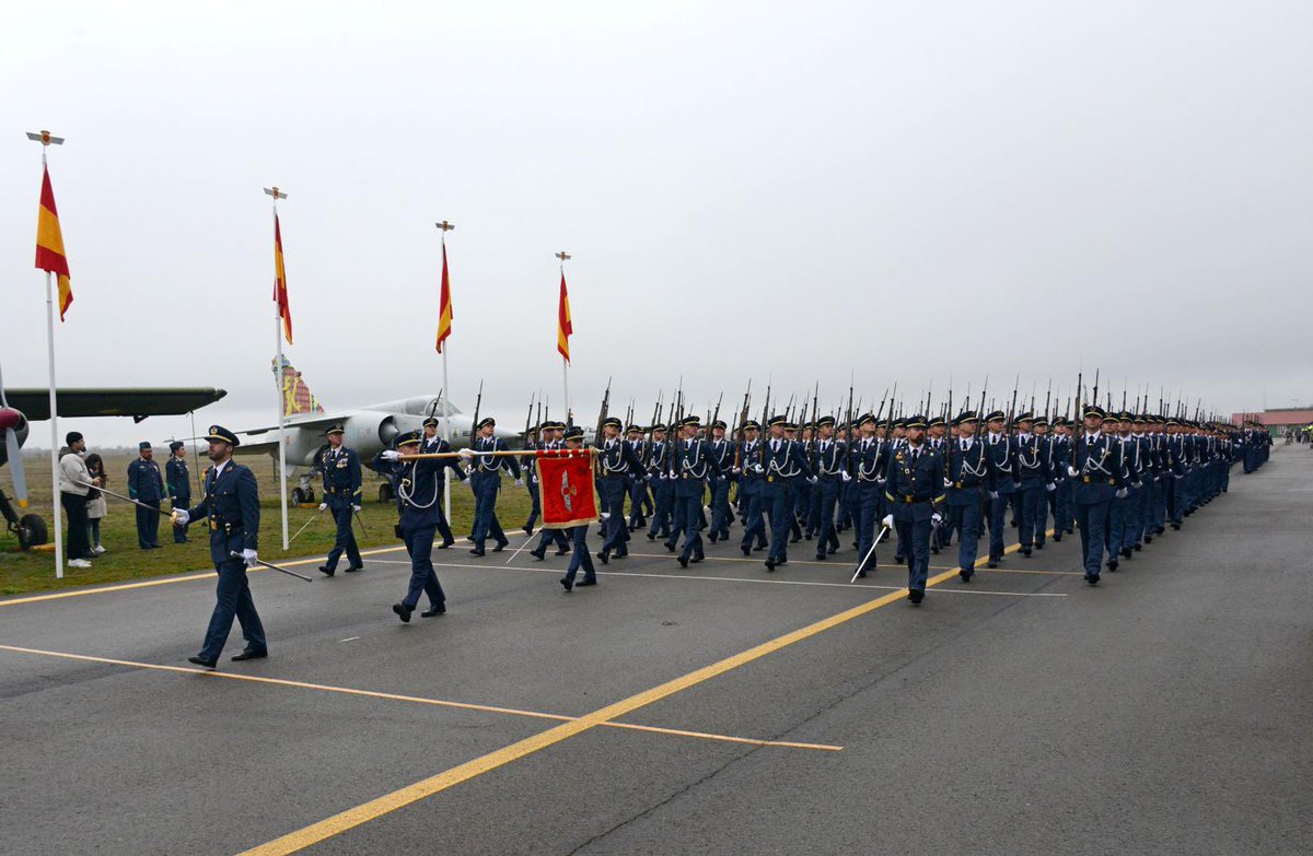 EjercitoAire's tweet image. Uno de los momentos más importantes en la vida de un militar es la Jura de Bandera 🫡 🇪🇸

En el día de la patrona del @EjercitoAire, la Virgen de Loreto, 335 alumnos de la Academia Básica del Aire tuvieron su día más importante.

#SomosElAire @Defensagob