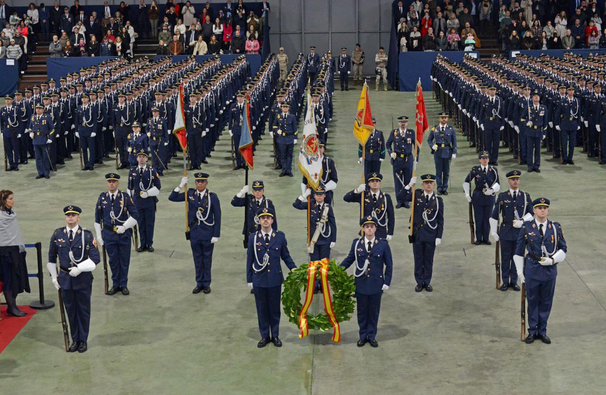 EjercitoAire's tweet image. Uno de los momentos más importantes en la vida de un militar es la Jura de Bandera 🫡 🇪🇸

En el día de la patrona del @EjercitoAire, la Virgen de Loreto, 335 alumnos de la Academia Básica del Aire tuvieron su día más importante.

#SomosElAire @Defensagob
