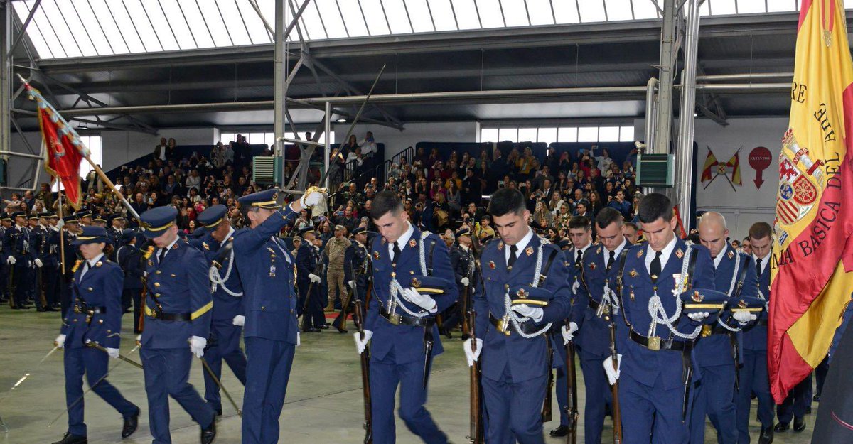 EjercitoAire's tweet image. Uno de los momentos más importantes en la vida de un militar es la Jura de Bandera 🫡 🇪🇸

En el día de la patrona del @EjercitoAire, la Virgen de Loreto, 335 alumnos de la Academia Básica del Aire tuvieron su día más importante.

#SomosElAire @Defensagob
