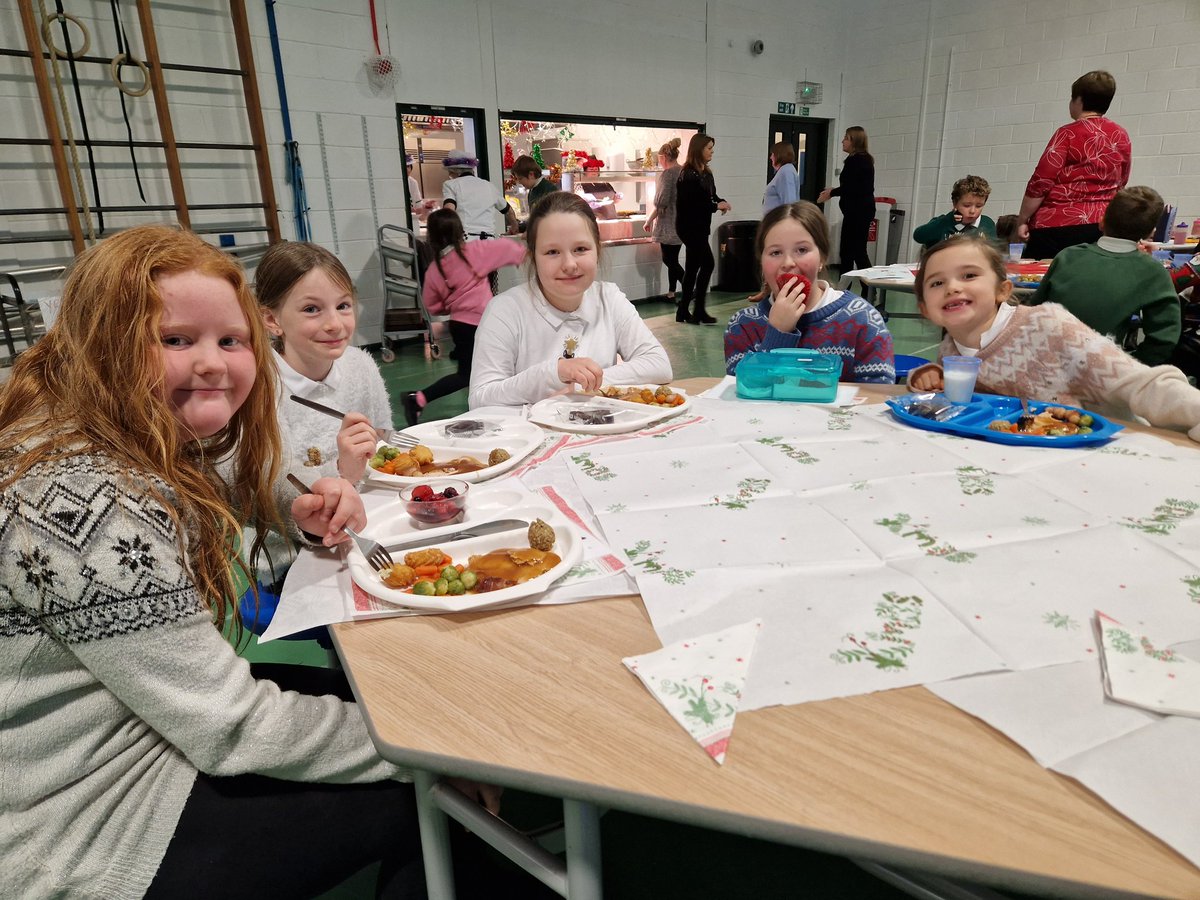 Our pupils enjoyed their delicious Christmas lunch today! Thank you so much to our lunch ladies for decorating the tables and serving up a tasty feast! 😋🎄 
🎅 🍽