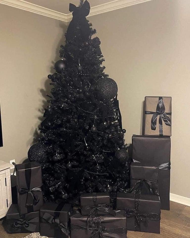 GossipRoomOff's tweet photo. Un sapin de Noël noir, ça change ! 🎄🖤 (📸: unknown) https://t.co/oifYw8joMC
