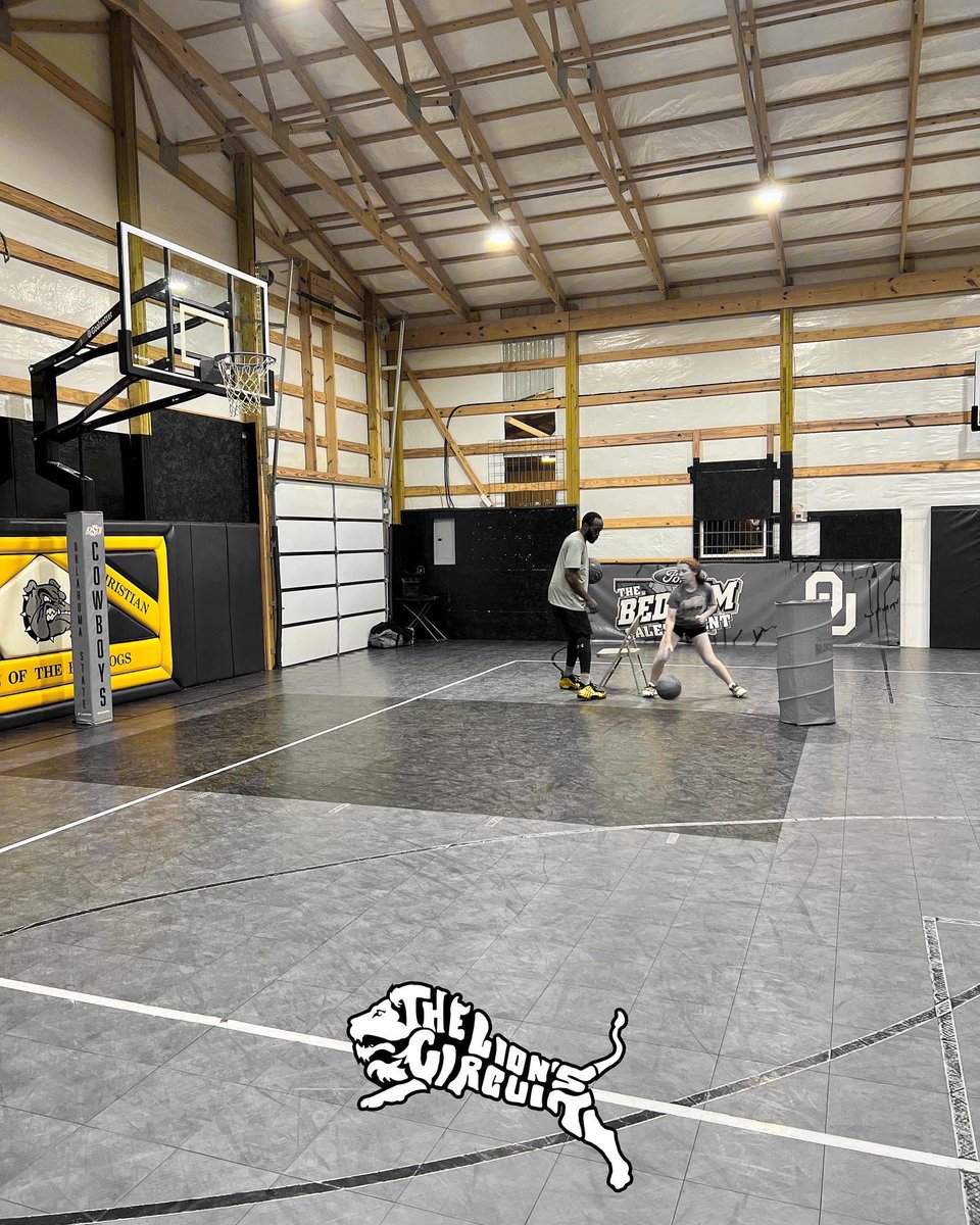 TheLionsCircuit's tweet image. Ella and Paisley came to rock with me.. These sisters can go!  
#TheLionsCircuit #MiddleSchoolHoops  #DevelopedToElite #Fundamentals #GirlsGotGame #BallHers #OklahomaHoops #SmallTownsBigDreams #GoGetIt