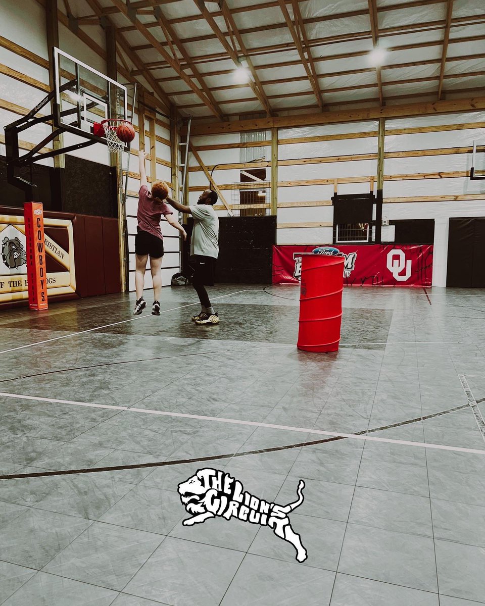 TheLionsCircuit's tweet image. Ella and Paisley came to rock with me.. These sisters can go!  
#TheLionsCircuit #MiddleSchoolHoops  #DevelopedToElite #Fundamentals #GirlsGotGame #BallHers #OklahomaHoops #SmallTownsBigDreams #GoGetIt