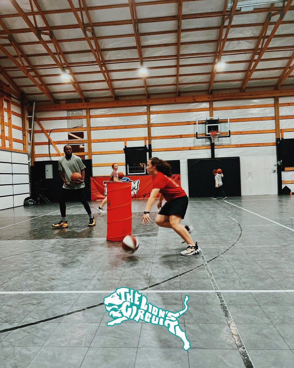TheLionsCircuit's tweet image. Ella and Paisley came to rock with me.. These sisters can go!  
#TheLionsCircuit #MiddleSchoolHoops  #DevelopedToElite #Fundamentals #GirlsGotGame #BallHers #OklahomaHoops #SmallTownsBigDreams #GoGetIt