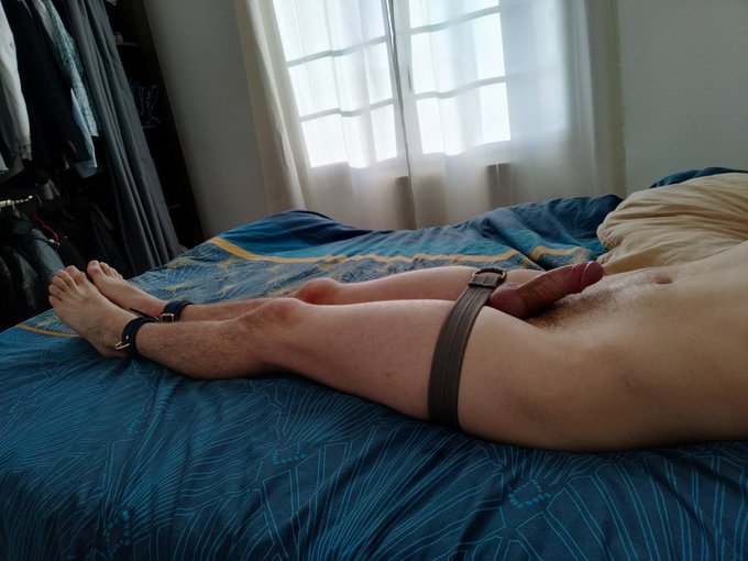 1 pic. Uh oh... it looks like I'm once again tied to the bed... what would you do to me? ???

#nsfwtwt