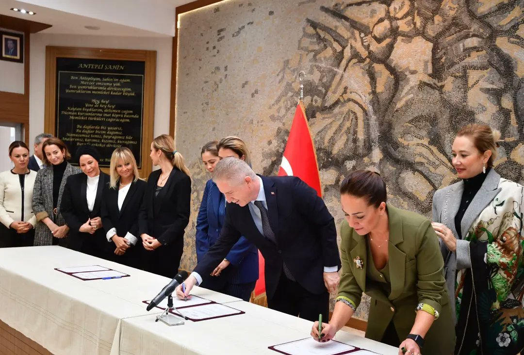 Empati’den 3. Okul 
Gaziantep Valiliğimizin “Cumhuriyetin 100. yılında 100 Hayırsever Kampanyası” kapsamında 24 derslikli Şehitkamil Empati Ortaokulu protokolü Gaziantep Valisi Sayın Davut GÜL ,İl Milli Eğitim Müdürü Sayın Yasin Tepe, Müdür Yardımcısı Metin Kılıçparlar, ...