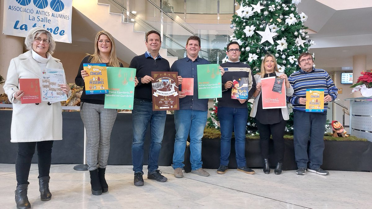 Hemos presentado la campaña de Navidad con una amplia lista de actividades. Aparte de la potenciación de nuestras tradiciones, también queremos apoyar nuestro sector comercial. #EstimoCambrilsComproaCambrils <a href="/JCRomeraGil/">Juan Carlos Romera Gil 🧡</a> <a href="/sgamezcambrils/">Santi Gamez</a> <a href="/_YolandaBurgos/">YOLANDA BURGOS</a>