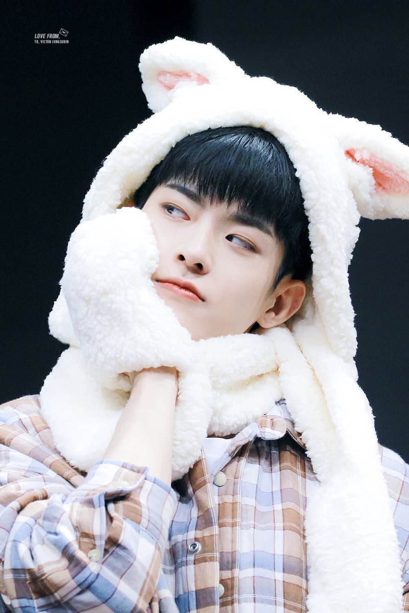 LOVEFROM405's tweet photo. 221210 #빅톤 #VICTON #정수빈 #수빈
새침한 아기토끼 🐰 https://t.co/8JniddYqBb