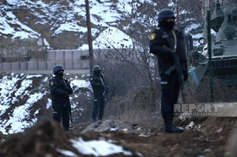 301arm's tweet photo. BREAKING: 

Azerbaijan has brought armed policemen to the blocked portion of the Goris-Stepanakert road. https://t.co/ap3ImP70LB