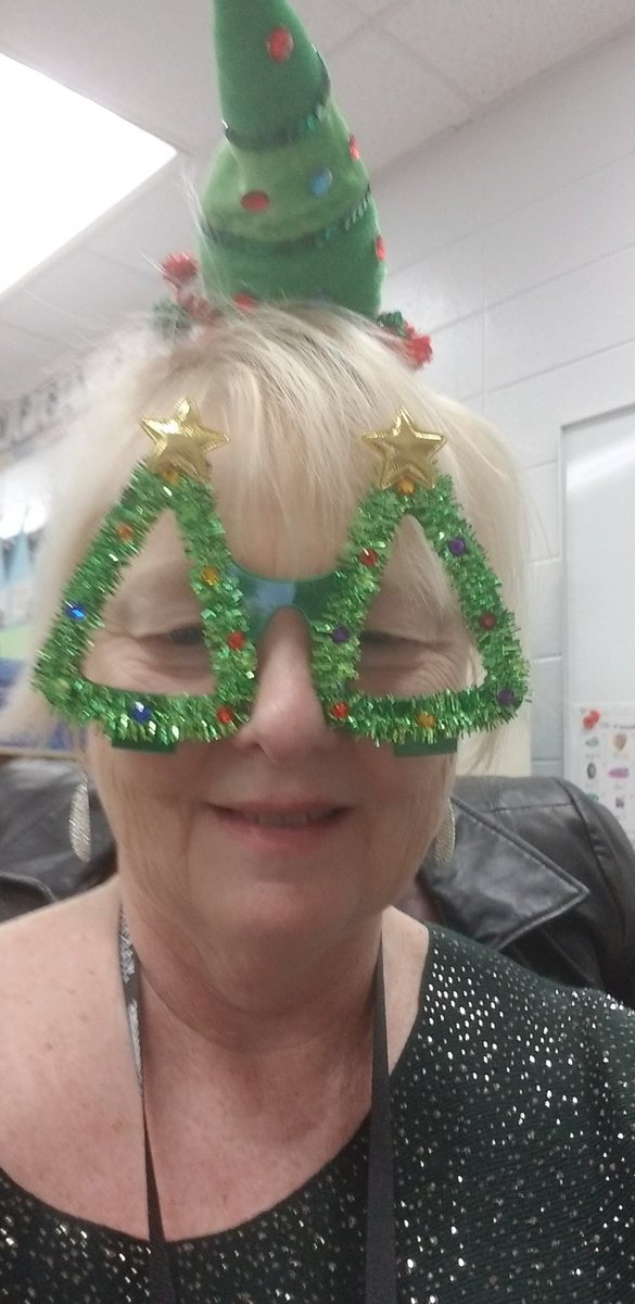 bowserminor's tweet photo. My look for the day: green. #WarrenElementary. https://t.co/oUmt9g3ocu