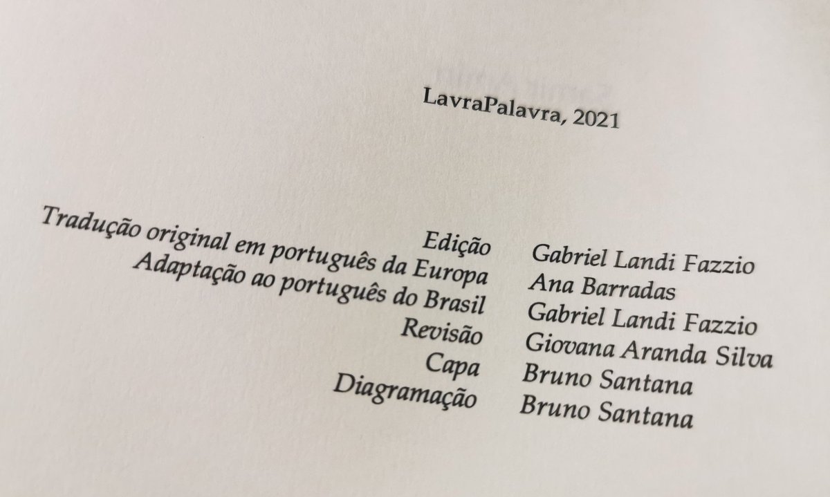 Curiosidade significativa. A editora brasileira encomenda a umha tradutora portuguesa a traduçom do original francês e depois adapta o texto para padrom brasileiro. Há interaçom entre padrons nacionais, nom um ilusório padrom "internacional". Pode o galego participar no dialogo?