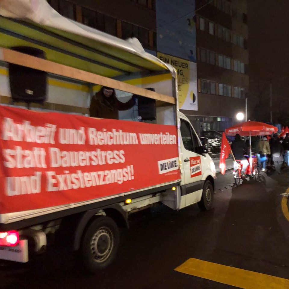 DIELINKELeipzig's tweet photo. #Genugistgenug: Am Montag waren wir wieder gegen die Preisexplosion auf der Straße: Genug ist genug! Krisenprofiteure endlich richtig besteuern, damit sich niemand an der Not bereichert! #le1212 #HeißerHerbst #HeißerWinter #jetztreichts #nichtmituns #wirfrierennichtfüreureprofite https://t.co/HugQdfDhMy