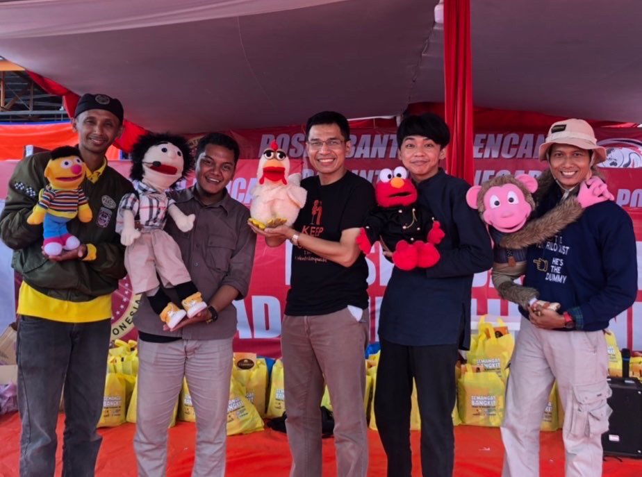 VentriloquistID's tweet photo. Para Ventriloquist dari Indonesian Ventriloquist Club bekerja sama dengan Humoria dan Badan Intelijen Negara (BIN) menghibur anak-anak yang terdampak gempa Cianjur di tenda pengungsian. https://t.co/AcHkEhHL2R