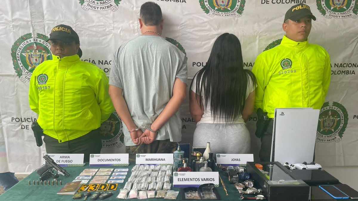 radiosupercali's tweet photo. 🚨Capturada alias 'Yayita' quien aprovechaba sus atributos para ganarse la confianza de vigilantes y robar viviendas en #Cali. Al menos 15 casos fueron esclarecidos, donde la mujer en compañía de 5 personas más hurtaban electrodomésticos, dinero y objetos de valor de las casas. https://t.co/IkL7cMqsRr