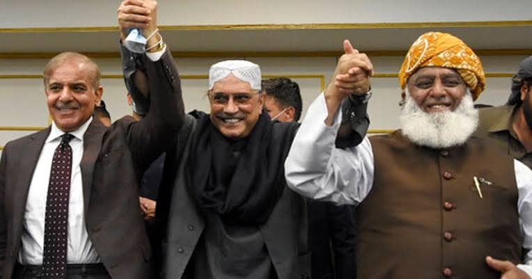 Lalika79's tweet photo. This would be remembered as UGLIEST frame in history of Pakistani politics. https://t.co/2ZymmFgCTK