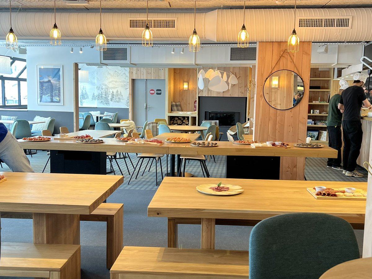 corinne_crabe's tweet photo. Un nouveau départ pour l’auberge de #piau relooking de l’espace bar, restaurant avant des aménagements dans les parties hautes -Groupe #huttopia Une équipe motivée a accueilli les premiers clients nouvelle formule à l’ouverture de la station @Piau_Engaly @MichelDurrieu #pyrenees https://t.co/86A2N0WnrG