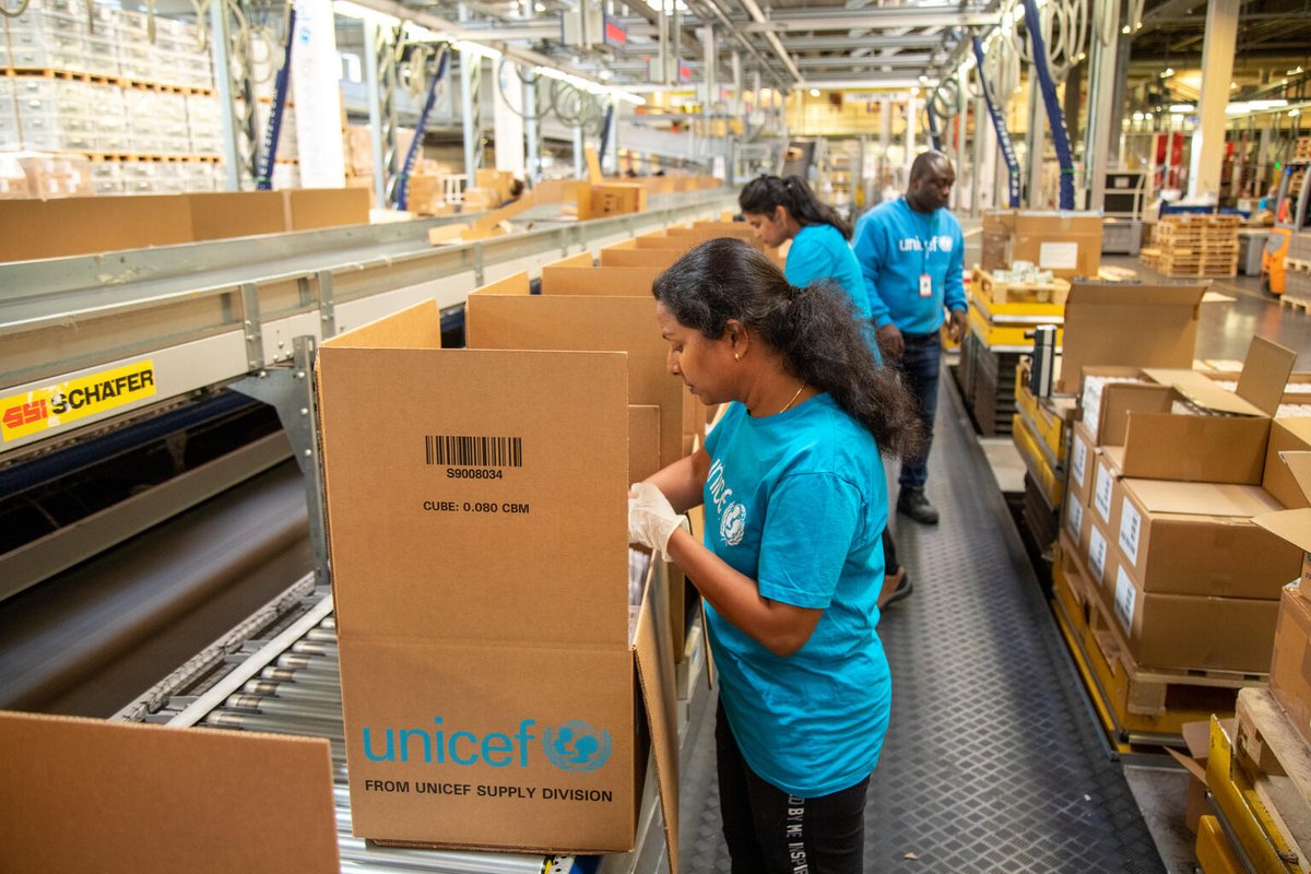UNICEFBELGIQUE's tweet photo. Le centre logistique @UNICEFSupply peut stocker jusqu'à 36.000 palettes de fournitures !
C’est là, dans le + grand entrepôt humanitaire du 🌍, que se préparent nos #HappyPacks qui permettent d'apporter une aide vitale aux enfants. 👉 Plus d'infos : https://t.co/mfTXcntEbY https://t.co/GyzqqaOkpP