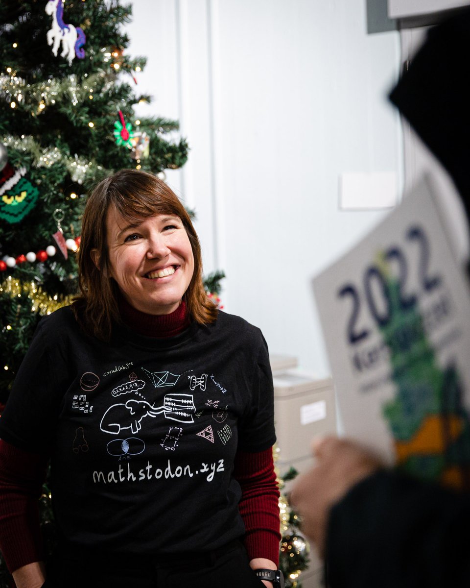 Vandaag kreeg @ionicasmeets het eerste exemplaar van de #AIVDKerstpuzzel 2022 van een van onze puzzelmakers. 🎅