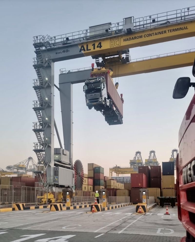 📍Port of Ashdod, Israel

What happens when you combine an automated crane and (probably) inexperienced / inattentive drivers and spotters?

Another observation - Volvo being Volvo and not breaking apart.