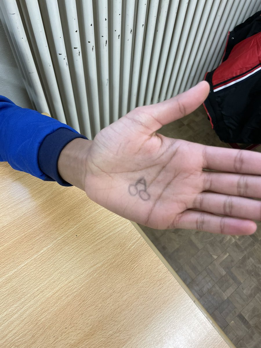 Geschter huet ee vu menge schüler gemach wei wann za an seng hand geif schreiwen fir ze spicken. Hunn heen drop ugeschwaat an dann boom released za deen prank:
(Hunn nemmen min. 10 minuten gelaacht)