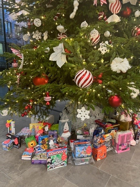 20GreshamSt's tweet photo. @20GreshamSt partnered up with @KidsOut to take part in #GivingTree2022 to help support children living in refuge and give them a christmas to remember. 

You can still donate a gift online on their online shop at https://t.co/XXNvatX3ct

#MakeKidsHappy #GivingTree2022 https://t.co/XiPmfjuaGG