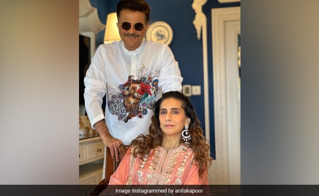 Anil And Sunita Kapoor Are "Wedding Ready." Daughter Rhea Reacts: Anil Kapoor's photos have received a lot of love from his family and friends dlvr.it/SfHs3H
