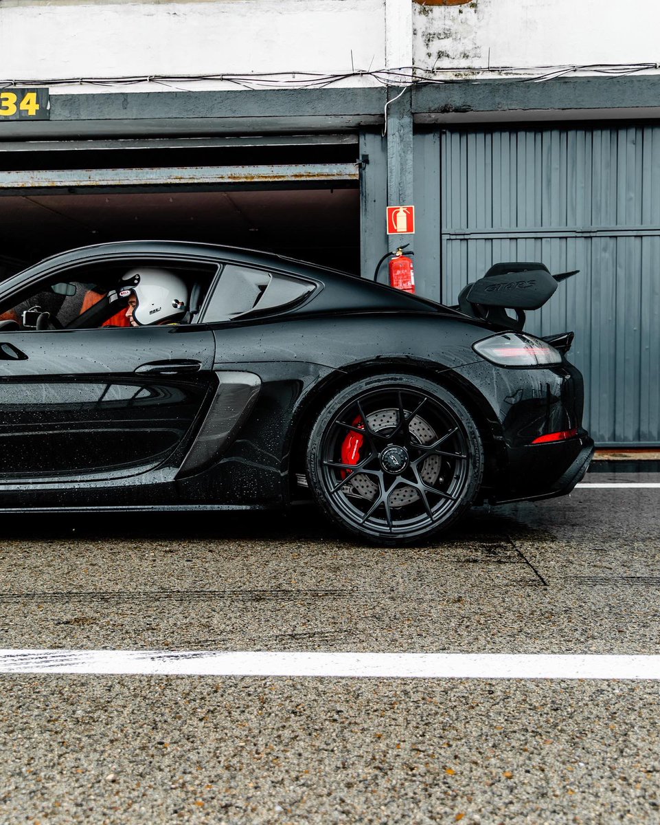 RoadStr_app's tweet image. GT4 RS or GT3? Which one would you choose? 🧐
#porsche #cars #automotive #gt4rs