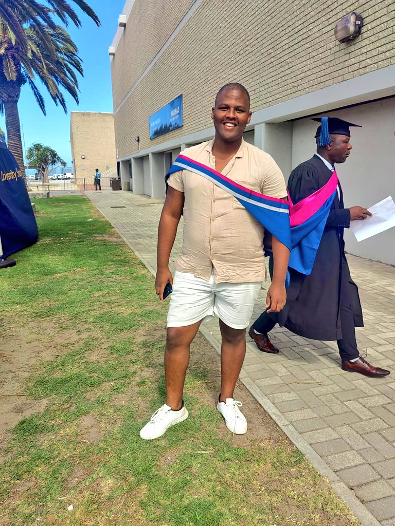 Sieur_Odwa's tweet photo. Location sila 📍@MandelaUni

Supporting my friends ❤️ looking 👌

#MandelaUniGrad22 #MandelaRecognition #SummerGrad2022 #RecognitionCeremonies #NMUGraduation2022 #CovidGraduation https://t.co/tQEia0x09L