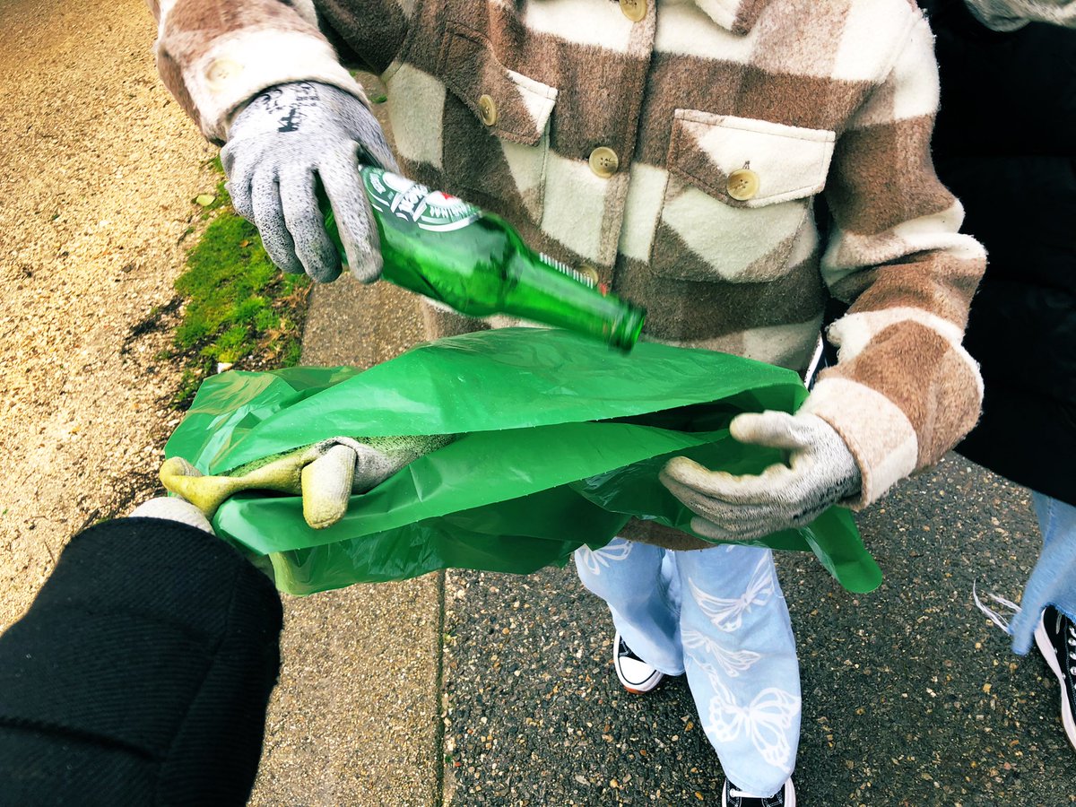 Clg_Ferry13_EDD's tweet photo. Merci à l’association @1PieceOfRubbish qui est intervenue aujourd’hui auprès de nos élèves de 6ème #1dechetparjour #Pollution #EpuisementDesRessources #BiodiversitéEnDanger #Recyclage #ODD12 https://t.co/TyxnEMdoze