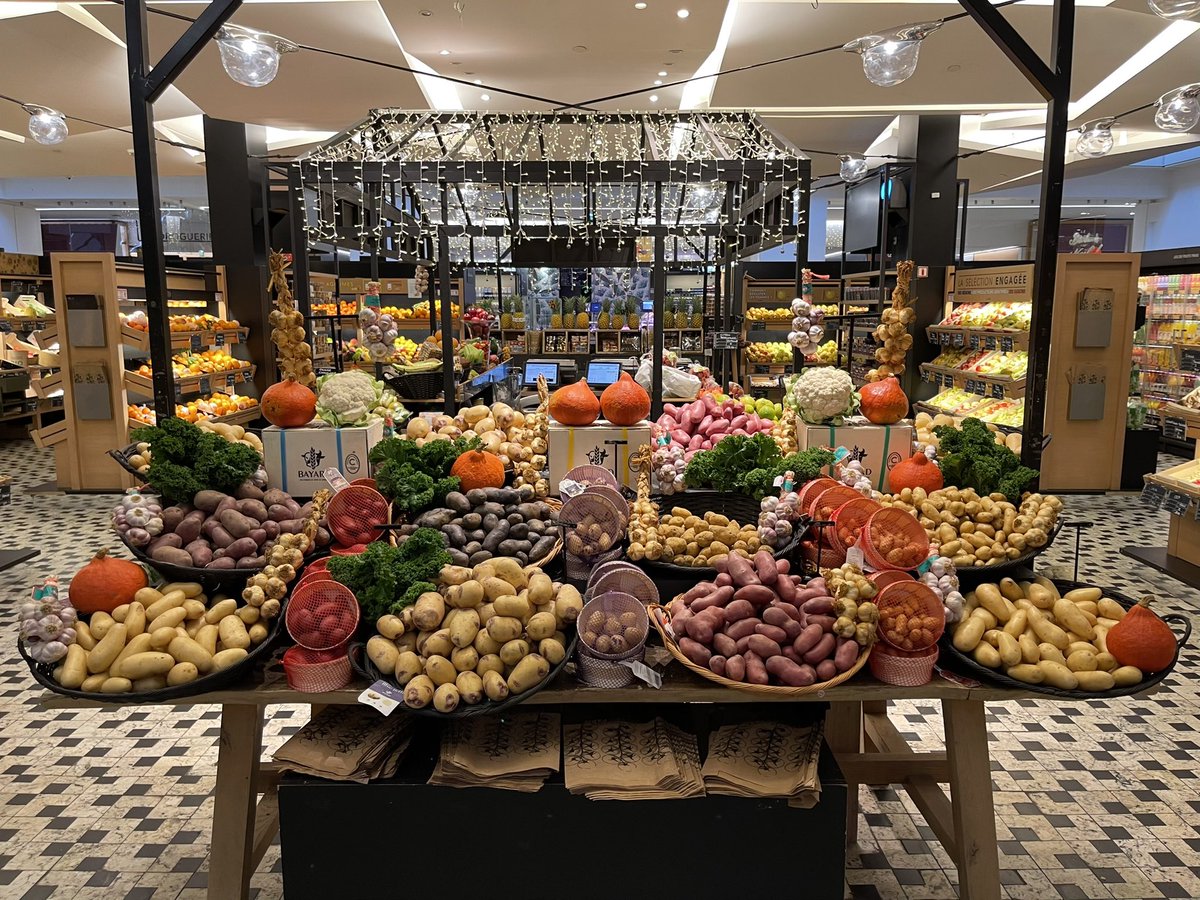 maisonbayard's tweet photo. C’est l’hiver, il fait froid, l’occasion parfaite de manger des pommes de terre. 
Bravo à @grandeepicerie pour cette belle réalisation. 

#pommesdeterre #hautsdefrance #terroirshautsdefrance #producteurartisandequalite #picardie #ceuxquifontlespommesdeterre #vualagrandeepicerie https://t.co/mkkzFlC3vM