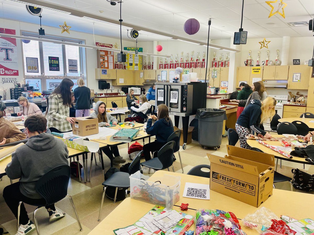 TalawandaHS's tweet photo. Mrs. Gregory’s ⁦@btthsfccla⁩ classes are busy wrapping for ⁦@talawanda⁩ families this year!⁩ ⁦@bravedailynews⁩ #THSFamilyFirst #Talawanda4Life https://t.co/ueAk1cdSeN