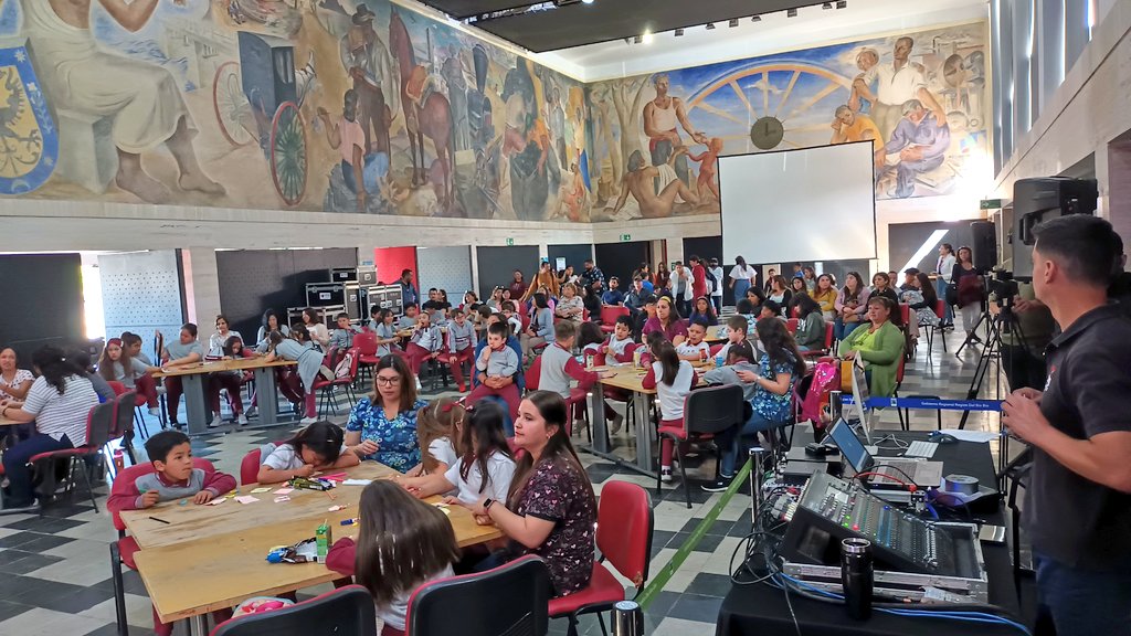 Culturas_Biobio's tweet photo. En el marco del programa #RescatandoSueños, de @Minjudhbiobio, se realizó la presentación del #Kamishibai "Valentina navegando la memoria del río Biobío", dedicado a niños y niñas de la ciudad 🚸. La actividad contó con participación de la Seremi @Orly_Pradena.
#MemoriayDDHH 💚 https://t.co/2VHLURQ1cl