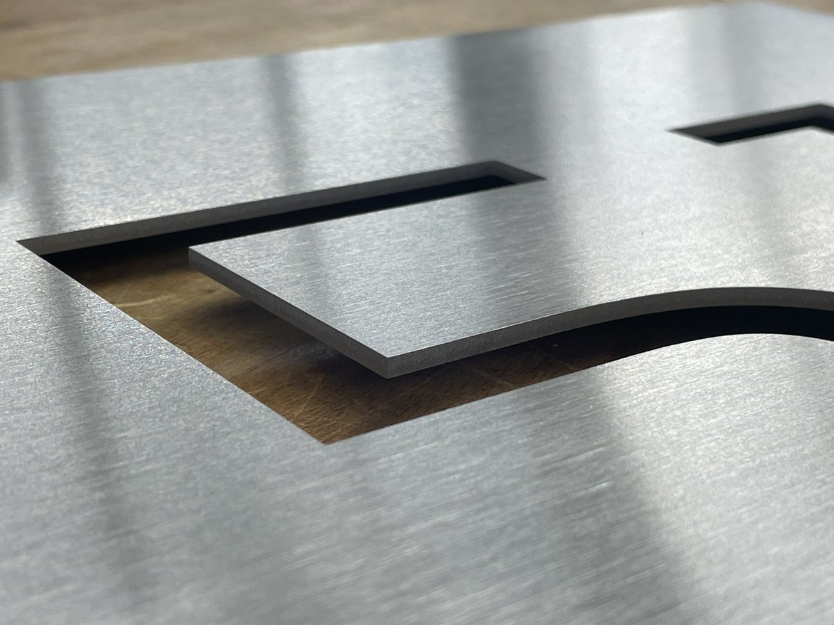 Dekupierte #Edelstahlziffern mit geschliffener Oberfläche 
#edelstahlbuchstaben #signaletik #signage #typographie #numbers #buchstabenliebe #3dbuchstaben #wasserstrahlschneiden #laserschneiden #beschriftung #grafikdesign #werkstattblick #schneidwerkhohl #premiumquality  #3dlogo