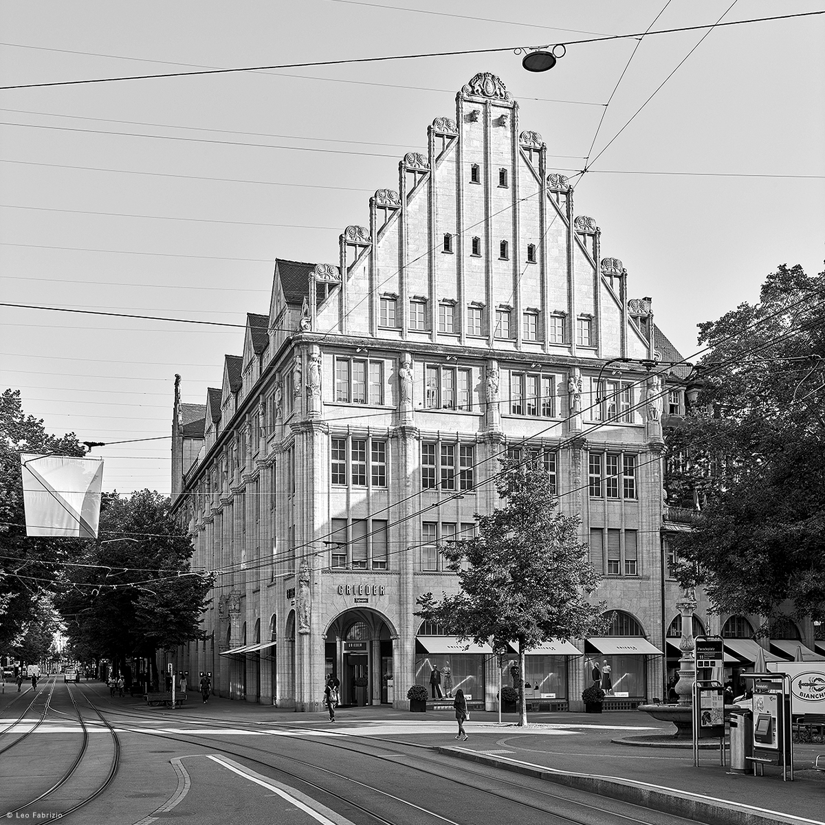SNB_BNS's tweet photo. 100 Jahre Hauptgebäude der SNB in Zürich: Die Architekten Otto und Werner Pfister haben das Stadtbild von Zürich stark geprägt, u.a. mit dem Peter- und Leuenhof, dem Bahnhof Enge und der kantonalen Verwaltung Walche. Buch hier erhältlich (in DE / EN):
https://t.co/Gq9hXffceb https://t.co/hXQheCBhfD