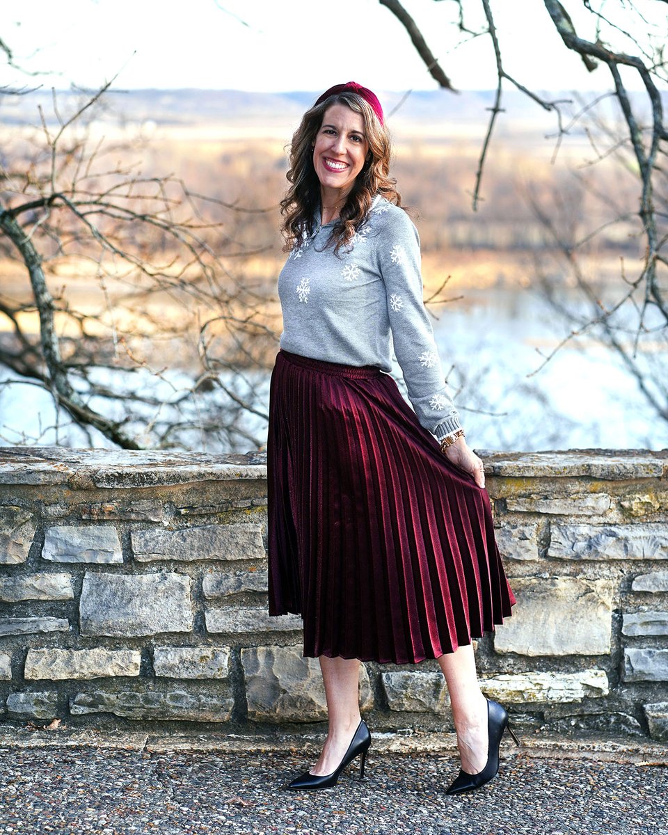 Let It Snow! Holiday Themed Outfit from @AventuraClothng: bit.ly/3FESiX4 #curlycraftymomfashion #aventuraclothing #snowflakesweater #pleatedskirt #metallicskirt #gifted