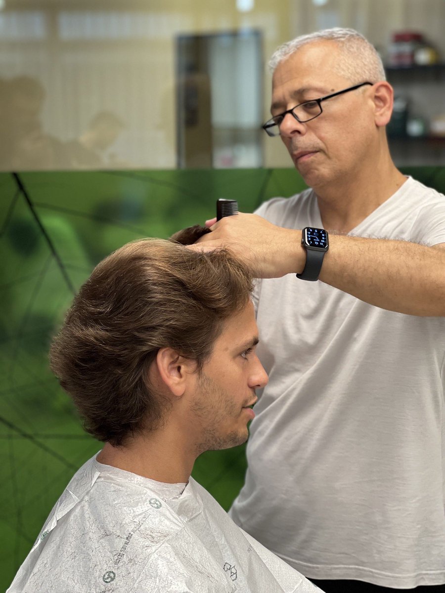 Dalgalı saçların saçın yoğunluğuna ve yönüne göre şekillendirilmedir. Bu nedenle ufak gibi görünen dokunuşlar aslında bu tür modellerin püf noktası!
0532 111 11 46
#erkeksaçşekillendirme