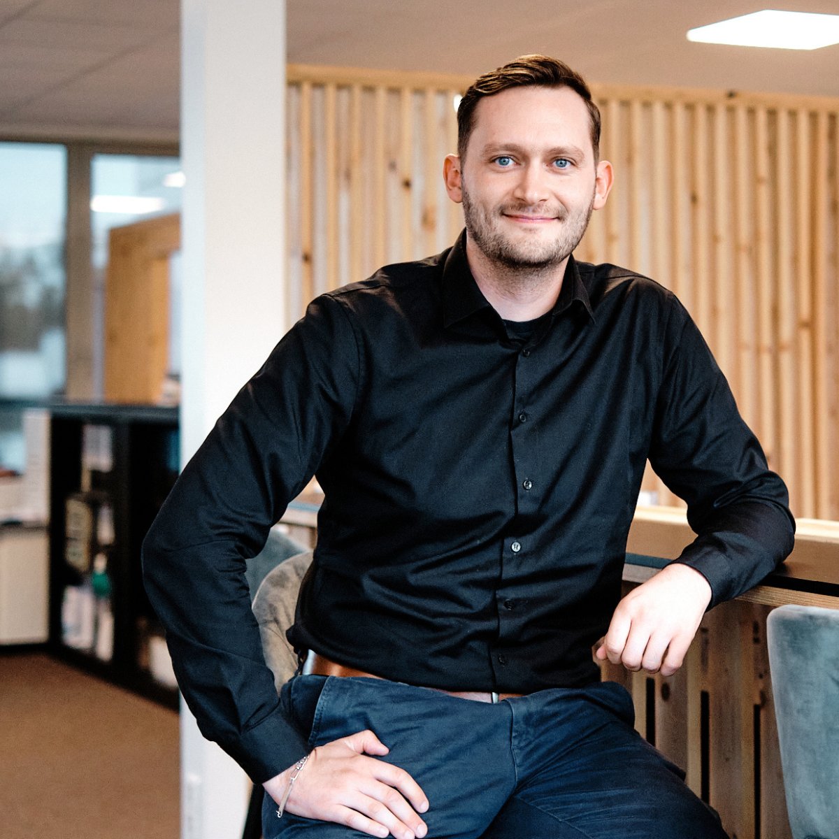 RobertColard's tweet photo. Hey #Twitter, enchanté ! Moi c'est Robert. 

Et je peux t'aider. 

Jette un œil à ceci : https://t.co/prtUBKhYmf 

#contentmarketing https://t.co/wXaXr1laIB