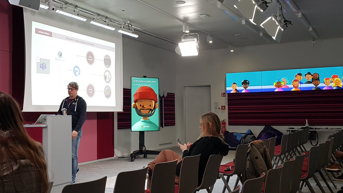 MMe2K's tweet image. Next Level von #MSTeams bei #Microsoft im Raum &quot;The Hive&quot;. Wahnsinns Vorstellung von Janek Fellien!
#AzDevCom