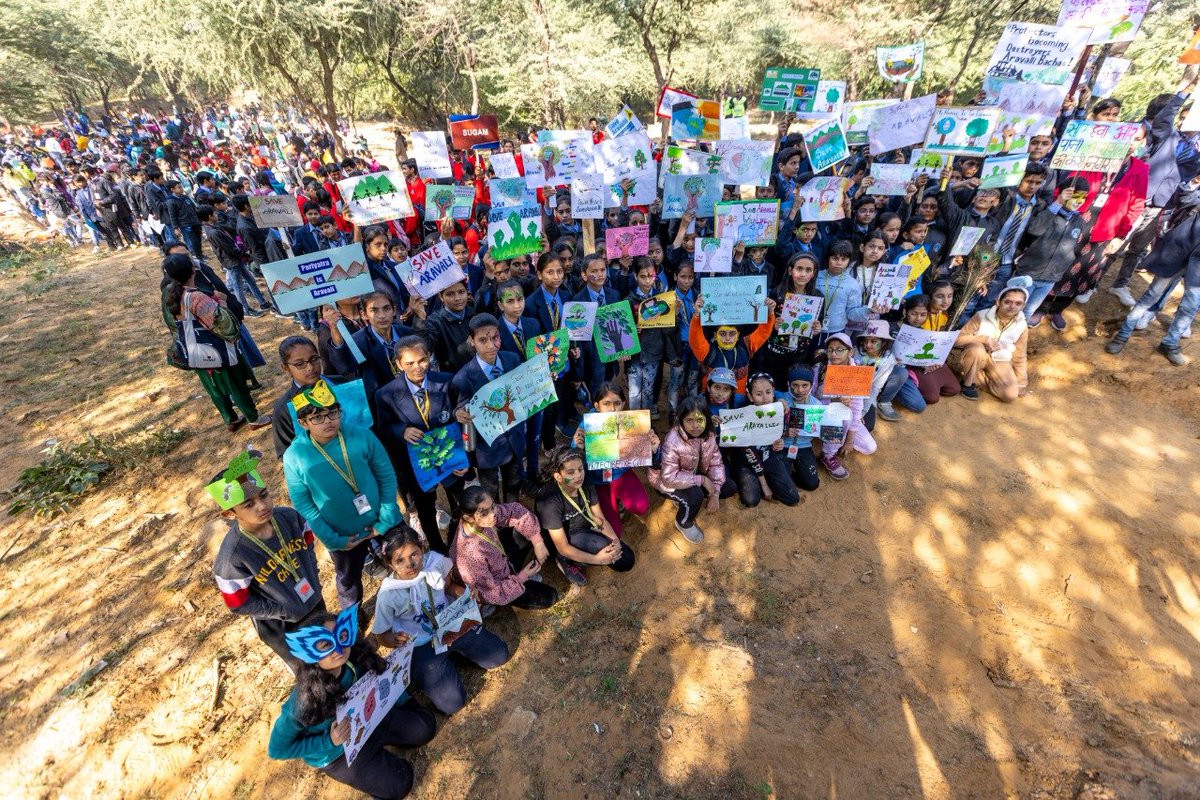 750 NCR children gathered in the forest with our faces painted as different fauna species that live in Aravallis to bring attention on how threatened their home is &amp; to take a sacred oath to save what is left of our Aravallis with mining having wiped out 25% of the range.
(1/3)