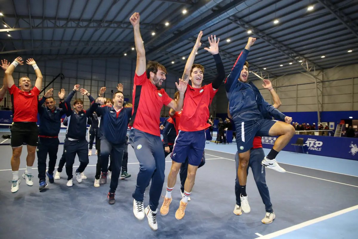 ASprugnoli's tweet photo. Che bella storia !
Il piccolo #TCSinalunga conquista il suo primo storico scudetto nel campionato a squadre di serie A1 2022. #Kovalik #Gigante #Serafini regalano un incredibile scudetto al team Sinalunghese 🇮🇹🏆💥Sinalunga-Palermo 4-1 #tennis #tennislife @BMWItalia @federtennis https://t.co/C147zvh4z0