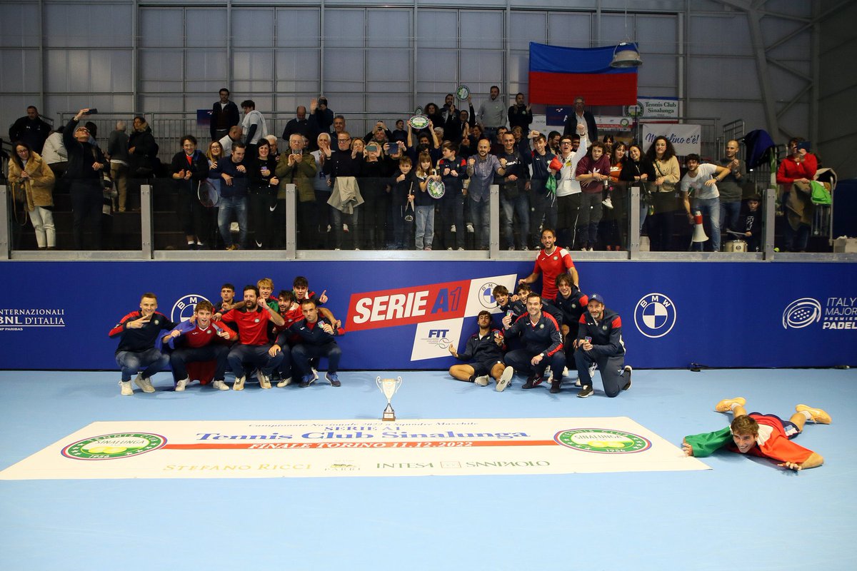 ASprugnoli's tweet photo. Che bella storia !
Il piccolo #TCSinalunga conquista il suo primo storico scudetto nel campionato a squadre di serie A1 2022. #Kovalik #Gigante #Serafini regalano un incredibile scudetto al team Sinalunghese 🇮🇹🏆💥Sinalunga-Palermo 4-1 #tennis #tennislife @BMWItalia @federtennis https://t.co/C147zvh4z0