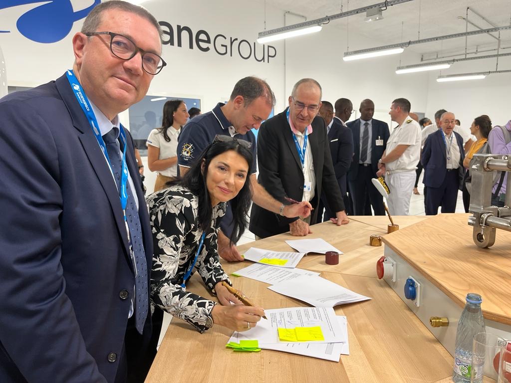 RANouvAquitaine's tweet photo. #VoiePro 
La délégation @RANouvAquitaine rencontre les acteurs de la formation en Guyane
↗️Discours de la ministre @sretailleau 
↗️Inauguration d'une training room 🚀
↗️Signature du contrat de partenariat avec @acguyane @CTdeGuyane @NvelleAquitaine @ArianeGroup @aerocampus_a https://t.co/Iz1FQLKLFL