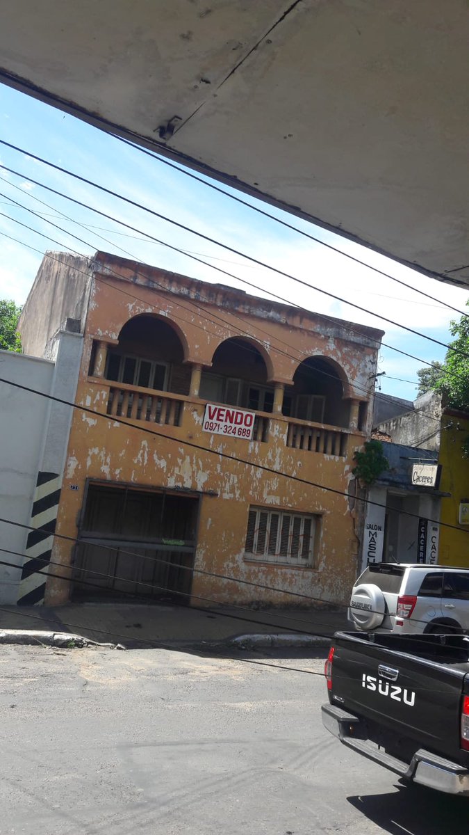 KOKOOREM's tweet photo. Cables caidos, un peligro. a quien reclamamos? @ANDEOficial @COPACO_SA @TigoParaguay @claropy @personalpy https://t.co/EzTR5wNtpx