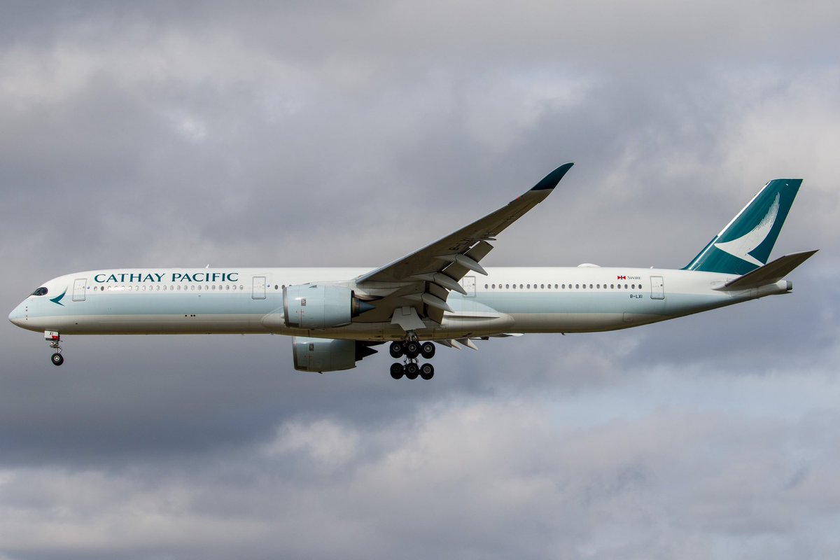 キャセイ・パシフィック航空のA350-1000です。
私個人的には-900よりも-1000の方がバランスが取れていて好きです。

キャセイのカラーリングとも合っていて好きです^^